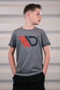 Maxton Grå T-Shirt med Röd/Svart Logo – Barn