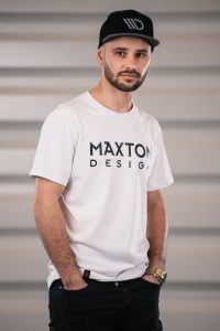 Maxton Vit T-Shirt med Svart Logo – Herr