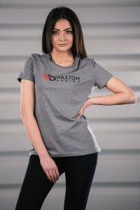 Maxton Grå T-Shirt med Röd/Svart Logo – Dam